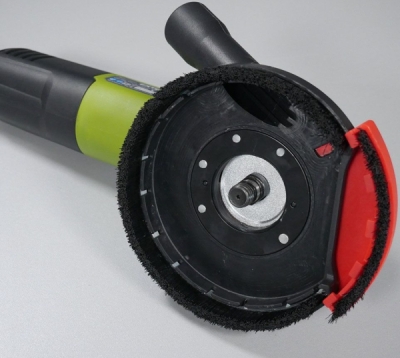 Odsávací kryt s kartáčovým věncem pro úhlové brusky 115-125mm MAR-POL M04100
