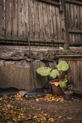 Fiskars hrábě na listí Solid M, s násadou