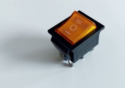 Kolébkový přepínač žlutý ON-OFF-ON 2pol.250V/15A