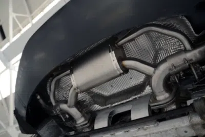 Aston Martin DB11 V8 (2018 a novější) Titanový sportovní výfukový systém s technologií Sound Architect™ QUICKSILVER AS137T