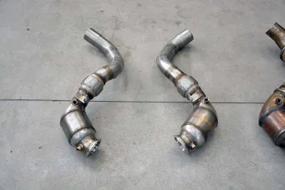 Turbo downpipe kit + metalický katalyzátor pravý (pro použití s originálním cat-back výfukovým systémem) Supersprint 525221