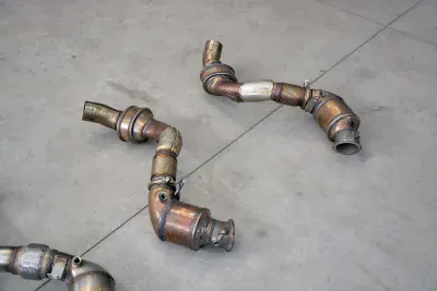 Turbo downpipe kit + metalický katalyzátor pravý (pro použití s originálním cat-back výfukovým systémem) Supersprint 525221