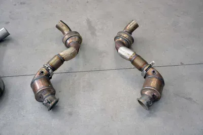 Turbo downpipe kit + metalický katalyzátor pravý (pro použití s originálním cat-back výfukovým systémem) Supersprint 525221