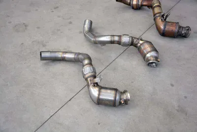 Turbo downpipe kit + metalický katalyzátor pravý (pro použití s originálním cat-back výfukovým systémem) Supersprint 525221