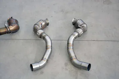 Turbo downpipe kit + metalický katalyzátor pravý (pro použití s originálním cat-back výfukovým systémem) Supersprint 525221