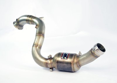 Downpipe levý s metalickým katalyzátorem (nahrazuje první katalyzátor) – pro vozy s pravostranným i levostranným řízením Supersprint 723181