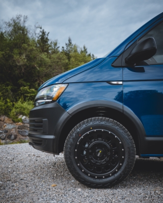 TWIN-MONOTUBE-PROJEKT AT3 ČERNÁ MATNÁ, OCHRANNÝ PRSTENEC 8,5×18" 5×120 (VW T5, T6 / T6.1, AMAROK)