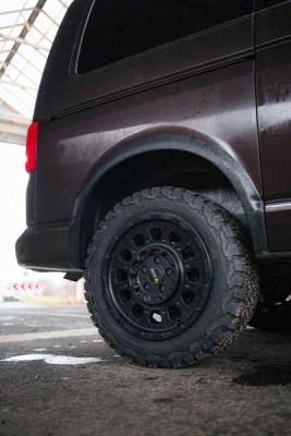 TWIN-MONOTUBE-PROJEKT AT3 ČERNÁ MATNÁ, MONOBLOK 8,5×18" 5×120 (VW T5, T6 / T6.1, AMAROK)