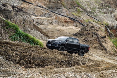 Toyota Hilux (AN120/AN130) Öhlins Adventure podvozek TOV W00, lift 1"