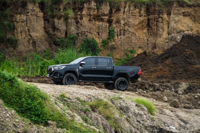 Toyota Hilux (AN120/AN130) Öhlins Adventure podvozek TOV W00, lift 1"