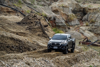 Toyota Hilux (AN120/AN130) Öhlins Adventure podvozek TOV W00, lift 1"