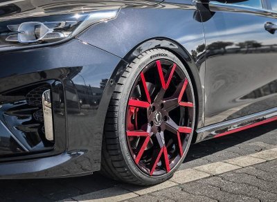 Barracuda TZUNAMEE EVO černá lesklá / zářivá červená 8,5×19" 5×108 ET 40