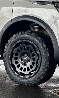 TWIN-MONOTUBE-PROJEKT AT1 ČERNÁ MATNÁ, MONOBLOK 8,5×18" 5×120 (VW T5, T6 / T6.1, AMAROK)
