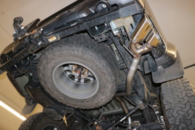 Koncový tlumič výfuku Ford Raptor vystupuje bočně přímo na vozidle FOX FO121081-462