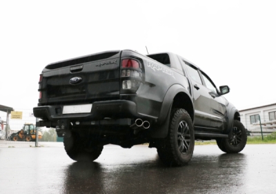 Koncový tlumič výfuku Ford Raptor vystupuje bočně přímo na vozidle FOX FO121081-462
