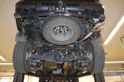 Koncový tlumič výfuku Ford Raptor vystupuje bočně přímo na vozidle FOX FO121081-462