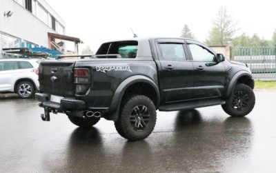Koncový tlumič výfuku Ford Raptor vystupuje bočně přímo na vozidle FOX FO121081-462