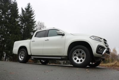 Výfuky Mercedesu třídy X 4matic vyúsťují bočně vpravo a vpravo. FOX MB230000-132