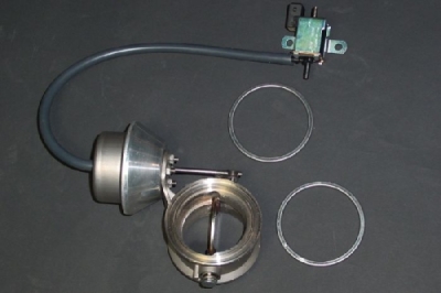 Sada výfukového ventilu s ventilovým systémem, elektromagnetickým ventilem, protitlakovou trubicí ze silikonu, dvěma těsnicími kroužky a vakuovým zařízením s tepelnými chrániči. CAPRISTO CAP-02FE-030-03-005