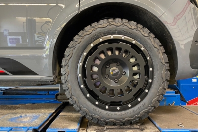 TWIN-MONOTUBE-PROJEKT AT1 ŠEDÁ, OCHRANNÝ PRSTENEC 8,5×18" 5×120 (VW T5, T6 / T6.1, Amarok)