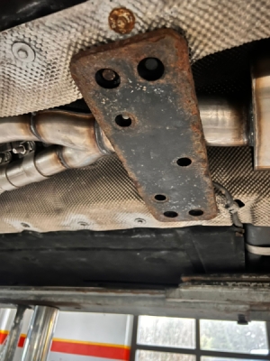 BMW E60 520i/ 523i/ 525i/ 530i ab 2006 přední tlumič výfuku FOX BM032020-VSD