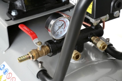 AKČNÍ SET SETTA311BM, Olejový kompresor 300l, 3 písty, 400V, 9,5 KW, s příslušenstvím