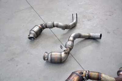 Turbo downpipe kit + metalický katalyzátor – pravý (pro použití s originálním cat-back výfukovým systémem) Supersprint 526921