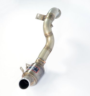 Downpipe pravý s metalickým katalyzátorem (nahrazuje primární katalyzátor) – pro vozy s pravostranným i levostranným řízením Supersprint 723161