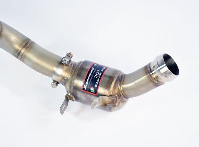 Downpipe pravý s metalickým katalyzátorem (nahrazuje primární katalyzátor) – pro vozy s pravostranným i levostranným řízením Supersprint 723161