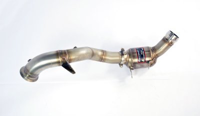 Downpipe pravý s metalickým katalyzátorem (nahrazuje primární katalyzátor) – pro vozy s pravostranným i levostranným řízením Supersprint 723161