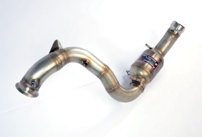 Downpipe levý s metalickým katalyzátorem (nahrazuje první katalyzátor) – pro vozy s pravostranným i levostranným řízením Supersprint 723181