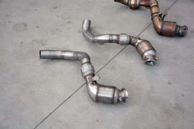 Turbo downpipe kit + metalický katalyzátor – pravý (pro použití s originálním cat-back výfukovým systémem) Supersprint 526921
