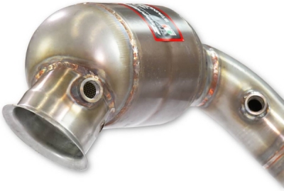 Levý downpipe s metalickým pre-katem (nahrazuje druhý katalyzátor) – pro vozy s pravostranným i levostranným řízením Supersprint 723141