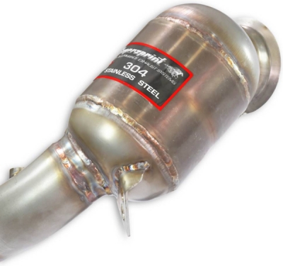 Levý downpipe s metalickým pre-katem (nahrazuje druhý katalyzátor) – pro vozy s pravostranným i levostranným řízením Supersprint 723141