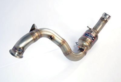 Downpipe levý s metalickým katalyzátorem (nahrazuje první katalyzátor) – pro vozy s pravostranným i levostranným řízením Supersprint 723181