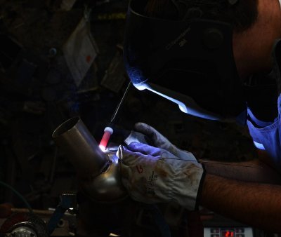 Downpipe levý s metalickým katalyzátorem (nahrazuje první katalyzátor) – pro vozy s pravostranným i levostranným řízením Supersprint 723181