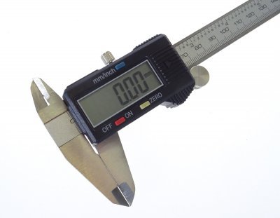 Elektronické posuvné měřidlo (tzv. šuplera), 0-150 mm x 0,01 mm - QUATROS QS15506