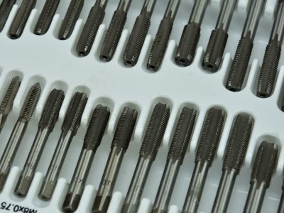 Závitníky a závitová očka M2-M18, sada 110 ks