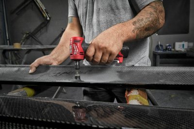 Aku pravoúhlá vřetenová bruska 12 V, 2x baterie 2 a 4 Ah - Milwaukee M12 FDGA-422B FUEL