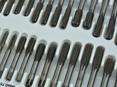 Závitníky a závitová očka M2-M18, sada 110 ks