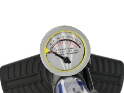 Pumpička na huštění pneumatik, s manometrem
