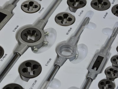 Závitníky a závitová očka M2-M18, sada 110 ks