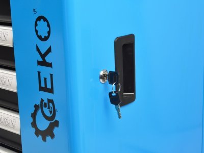 Dílenský montážní vozík vybavený, 243 ks nářadí, 7 zásuvek a skříňka - GEKO G10833