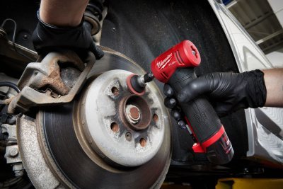 Aku pravoúhlá vřetenová bruska 12 V, 2x baterie 2 a 4 Ah - Milwaukee M12 FDGA-422B FUEL