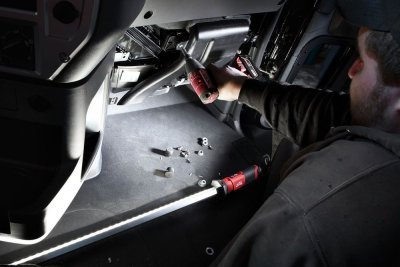 Montážní lampa 12V LED, nabíjecí s držákem pod kapotu - Milwaukee M12 UHL-0