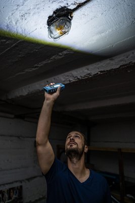 Dílenská montážní LED lampa, 3 W, 300 lm, nastavitelná základna, s háčkem a magnetem