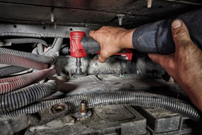 Aku pravoúhlá vřetenová bruska 12 V, 2x baterie 2 a 4 Ah - Milwaukee M12 FDGA-422B FUEL