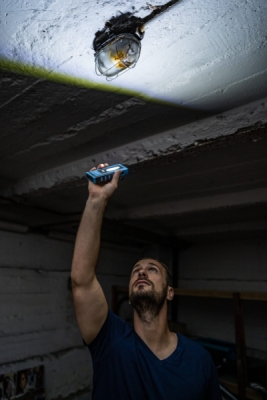Dílenská montážní LED lampa, 3 W, 300 lm, nastavitelná základna, s háčkem a magnetem