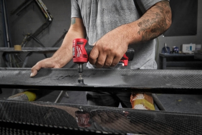 Aku pravoúhlá vřetenová bruska 12 V, 2x baterie 2 a 4 Ah - Milwaukee M12 FDGA-422B FUEL