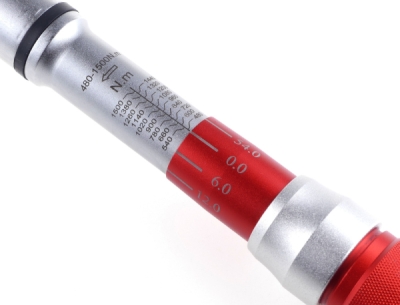 Momentový klíč 1" 450-1500 Nm, přesný 3%, kalibrovaný s certifikátem CZ - QUATROS QS591500
